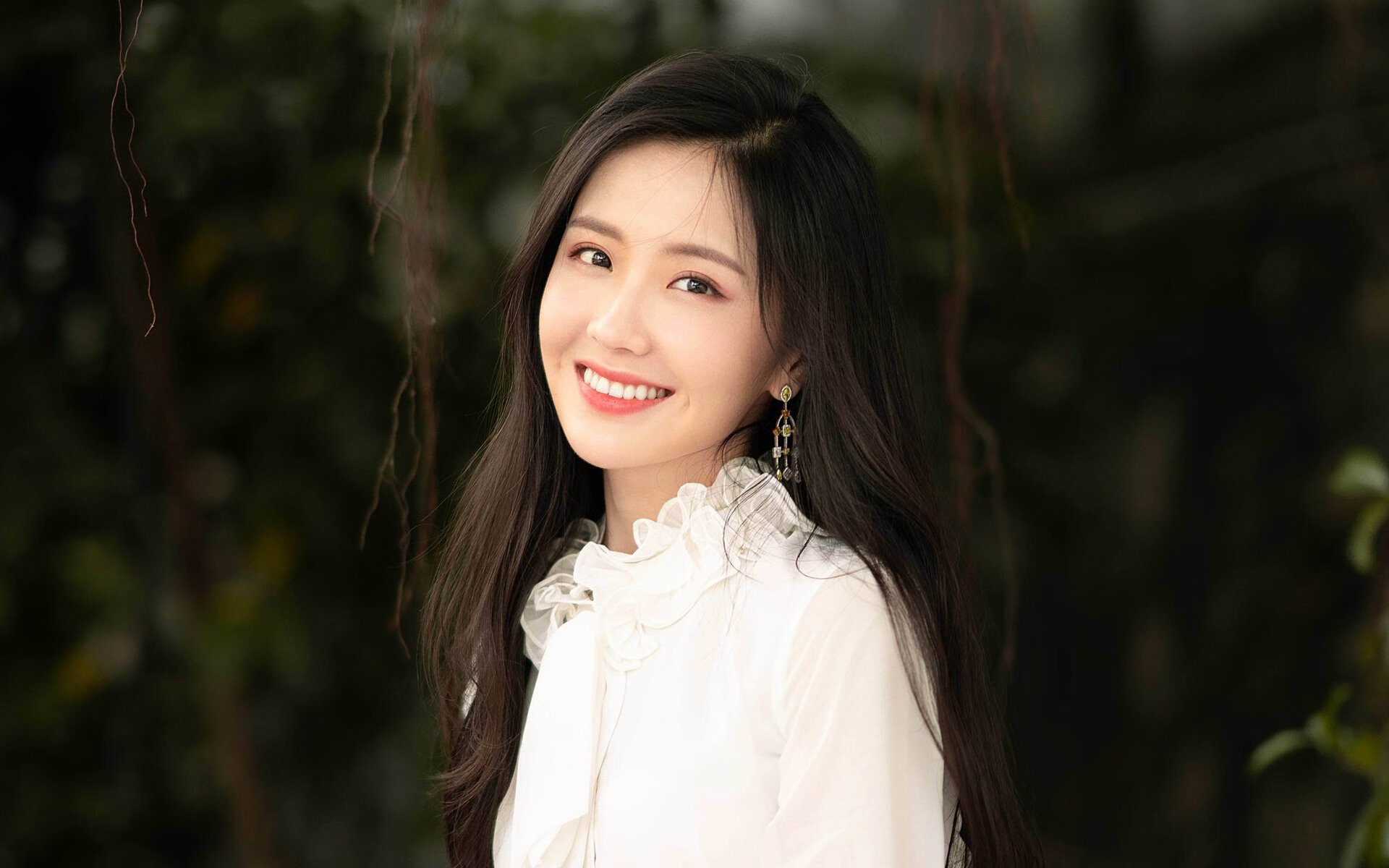 手电筒鉴别玉石真伪的方法